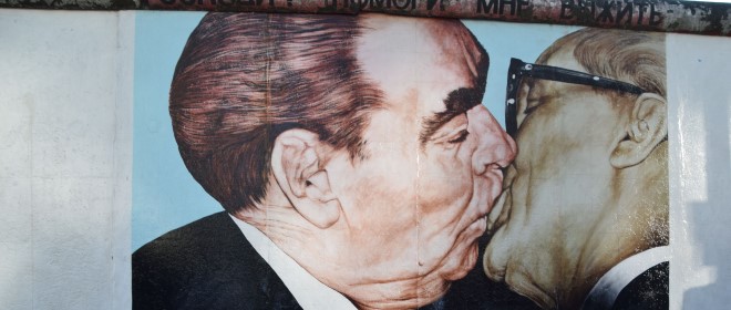 November 12: „A berlini fal még akár 100 év múlva is állni fog” – A Honecker-per