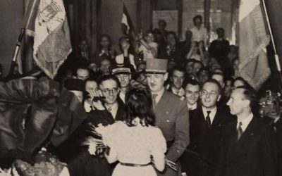 Charles de Gaulle ünnepi felvonulása a felszabadított Párizsban