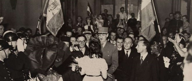Charles de Gaulle ünnepi felvonulása a felszabadított Párizsban