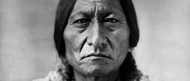 Ülő Bika sziú törzsfőnök leteszi a fegyvert