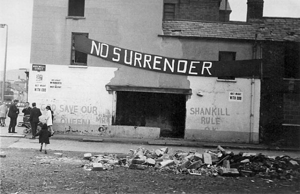 Shankill út, Belfast a zavargások idején. 1970 körül.